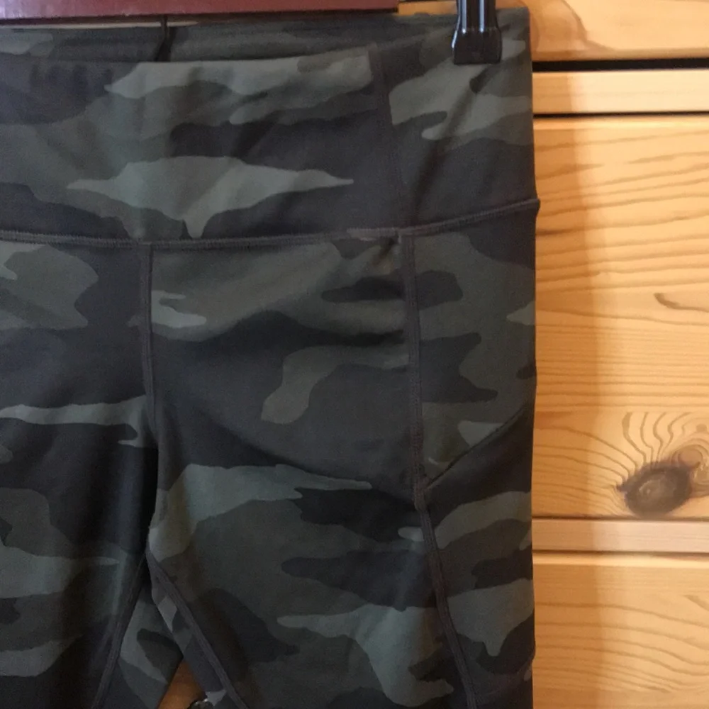 Athleta Camo Contender 7/8 Powerlift Tight Size Small